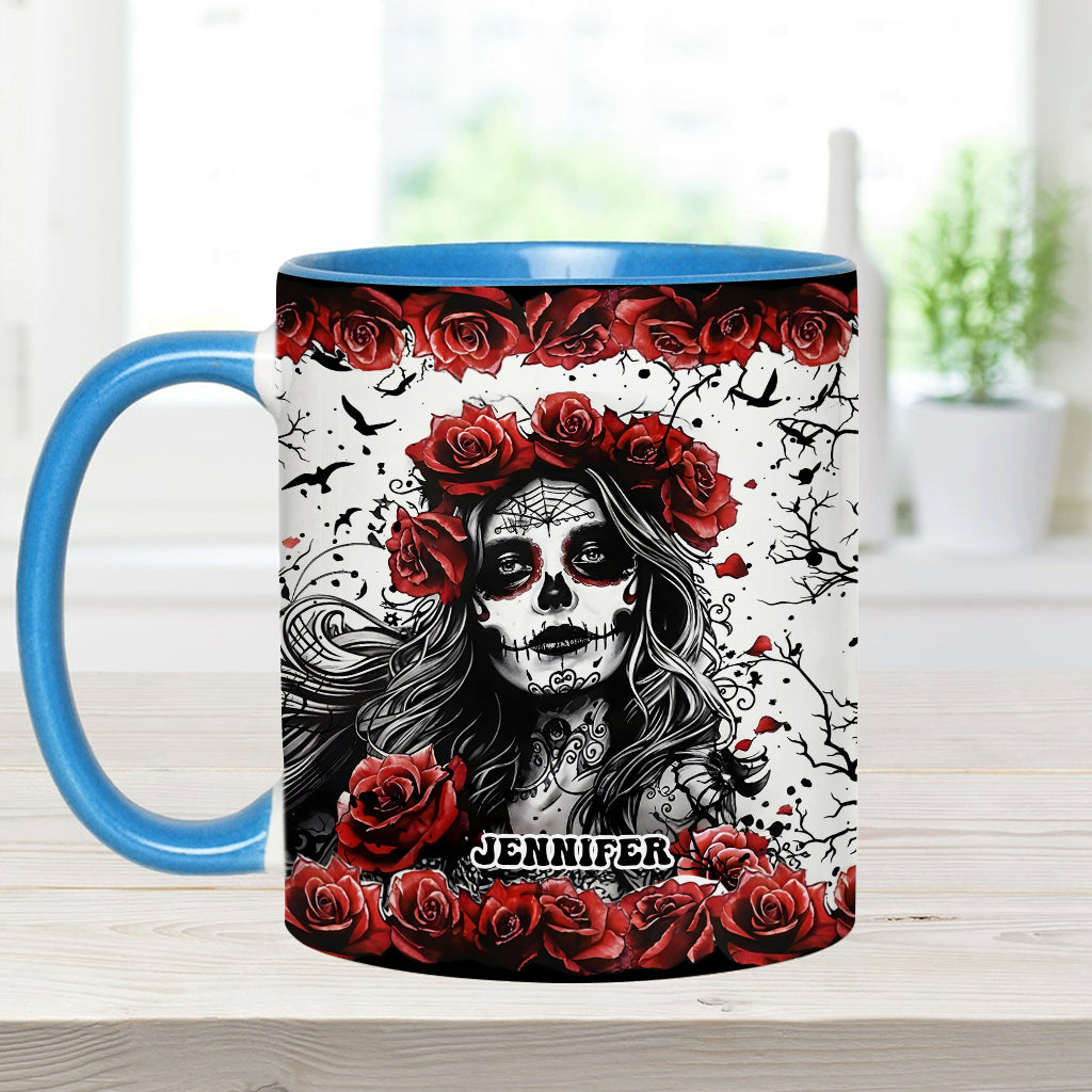 Totenkopf und rote Rosen – Personalisierte Tasse mit Totenkopf-Akzent