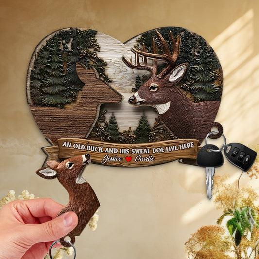 Hier leben ein alter Hirsch und seine Hirschkuh – personalisierter Schlüsselanhänger für Paare