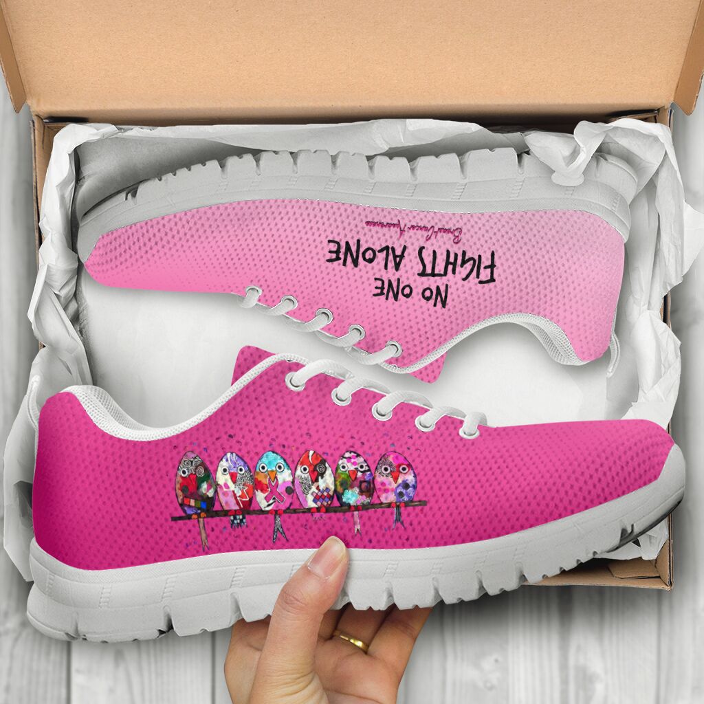 „Niemand kämpft allein“ – Sneaker zur Sensibilisierung für Brustkrebs 0622