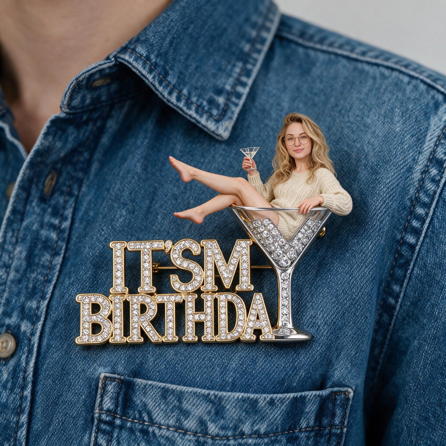 Es ist mein Geburtstag - Blonde Geburtstagsfrau 3D Präge-Emaille-Anstecker