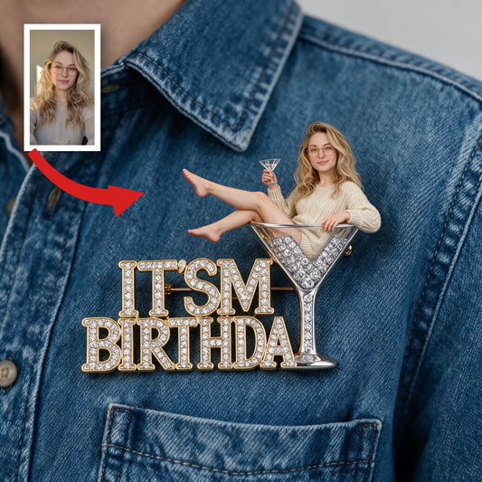 Es ist mein Geburtstag - Blonde Geburtstagsfrau 3D Präge-Emaille-Anstecker