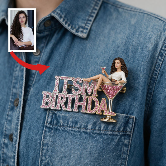 Es ist mein Geburtstag - Personalisierte 3D-Relief-Emailleschließe mit einer Frau mit lockigem Haar