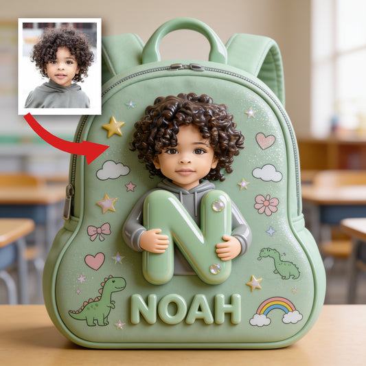 Personalisierter Rucksack für lateinische Jungen mit lockigen Haaren – 3D Name und Initialen – Süßes Geschenk zum Schulanfang