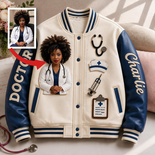 Personalisierte Doktor Varsity Jacke - Einzigartiges Geschenk für schwarze Frauen, medizinische Fachkräfte