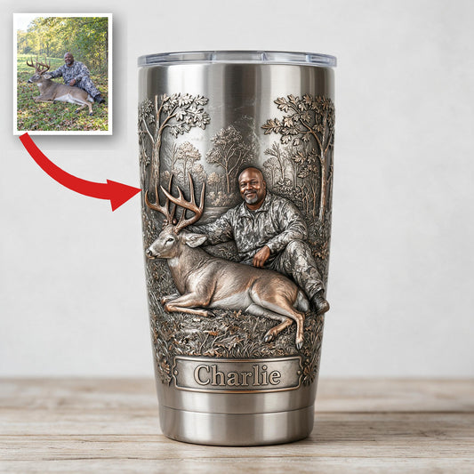 Personalisierter Mittelalterlicher Schwarzer Jäger mit Reh Tumbler, Geschenk für Jäger