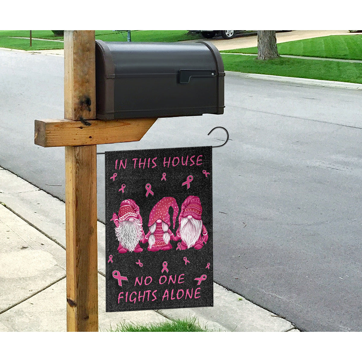 In diesem Haus geben wir niemals auf – Flagge zur Sensibilisierung für Brustkrebs (Gartenflagge 0622)