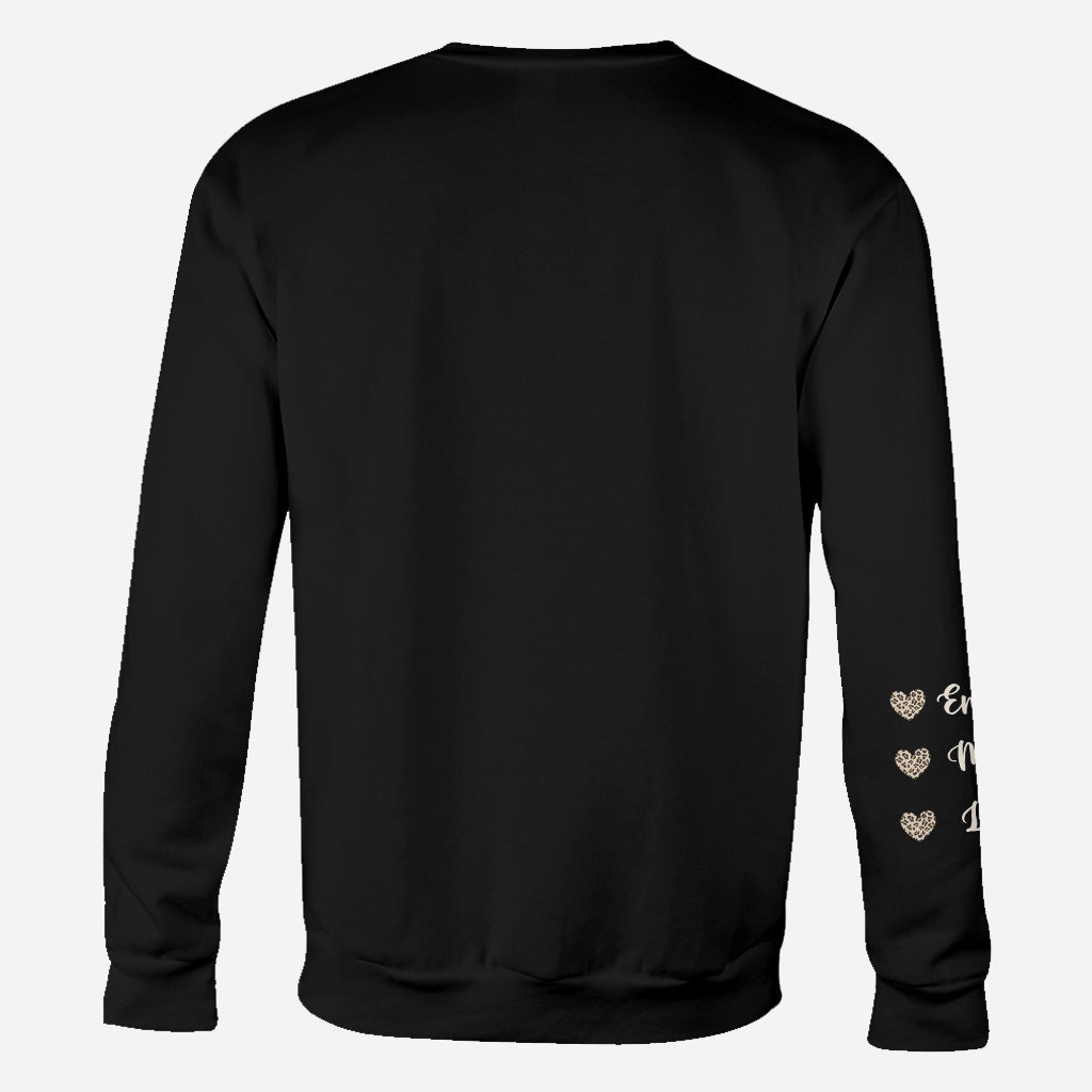 Diese Oma trägt ihr Herz auf der Zunge – Geschenk für Oma, Mama, Tante – Personalisiertes T-Shirt