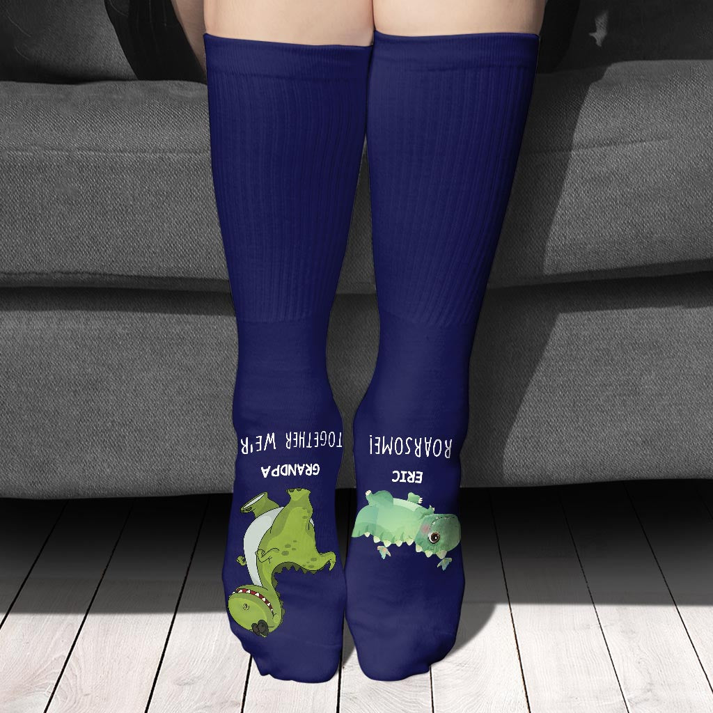 Gemeinsam sind wir brüllend gut – Geschenk für Papa, Oma, Opa, Mama, Onkel, Tante, Bruder, Schwester, Sohn, Tochter, Enkelin, Enkel, frischgebackene Mama, frischgebackener Papa – Personalisierte Socken