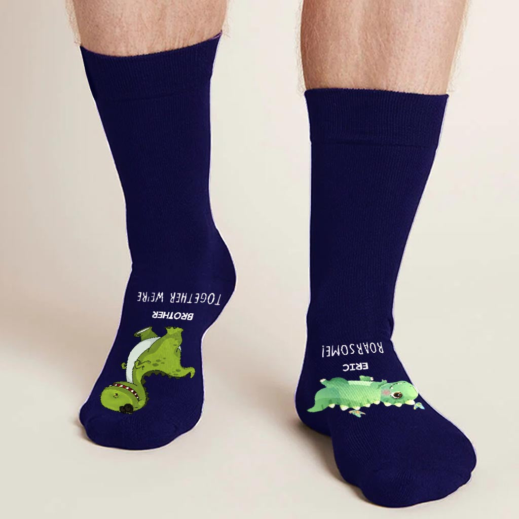 Gemeinsam sind wir brüllend gut – Geschenk für Papa, Oma, Opa, Mama, Onkel, Tante, Bruder, Schwester, Sohn, Tochter, Enkelin, Enkel, frischgebackene Mama, frischgebackener Papa – Personalisierte Socken
