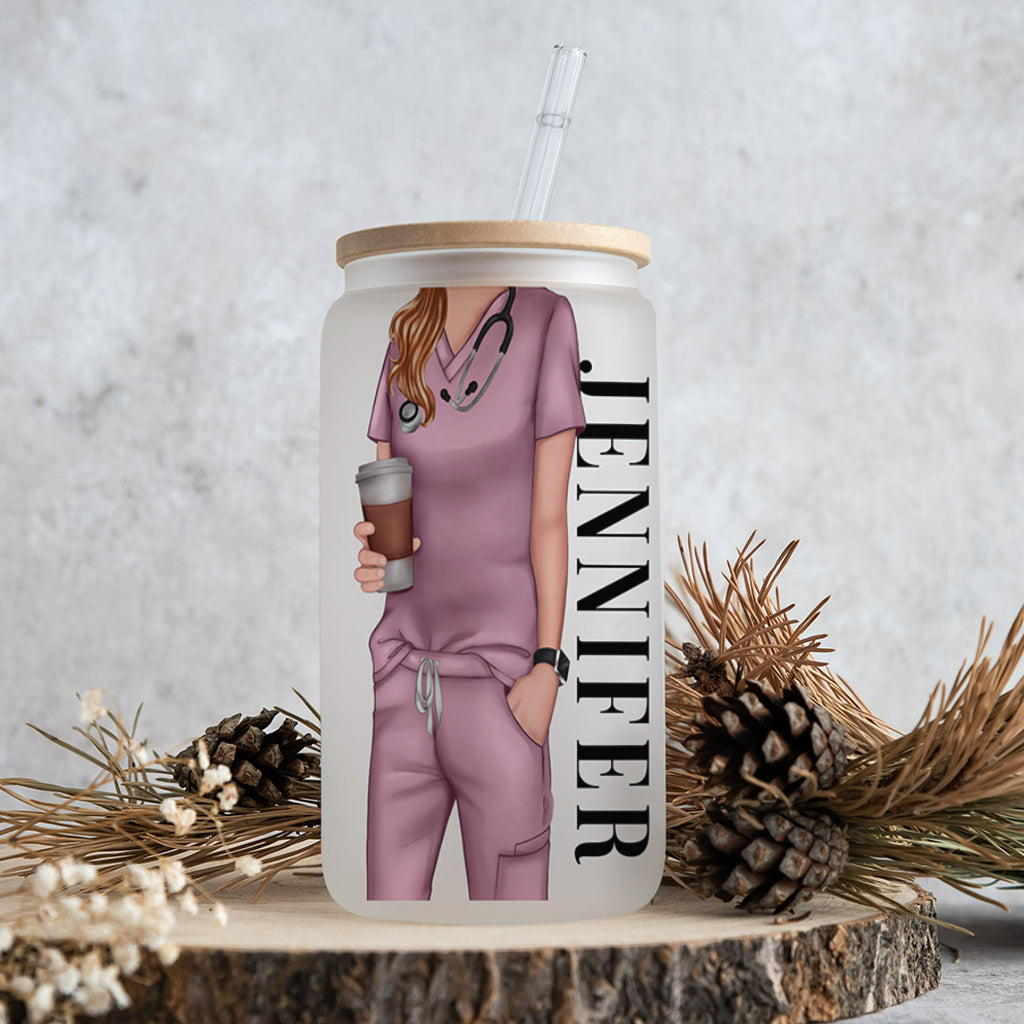 Sie arbeitet bereitwillig mit ihren Händen – personalisiertes Krankenschwester-Dosenglas