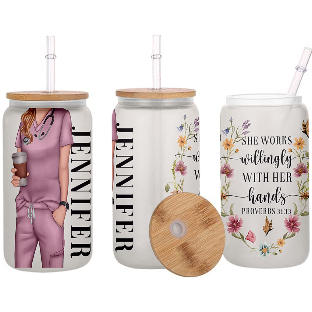 Sie arbeitet bereitwillig mit ihren Händen – personalisiertes Krankenschwester-Dosenglas