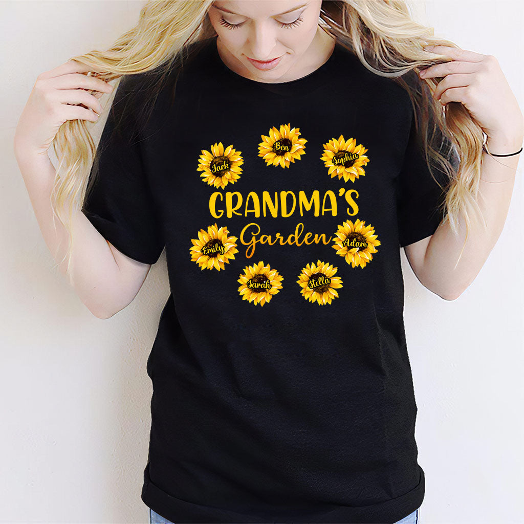 Omas Garten – Geschenk für Oma, Mama, Papa, Opa – Personalisiertes T-Shirt und Hoodie