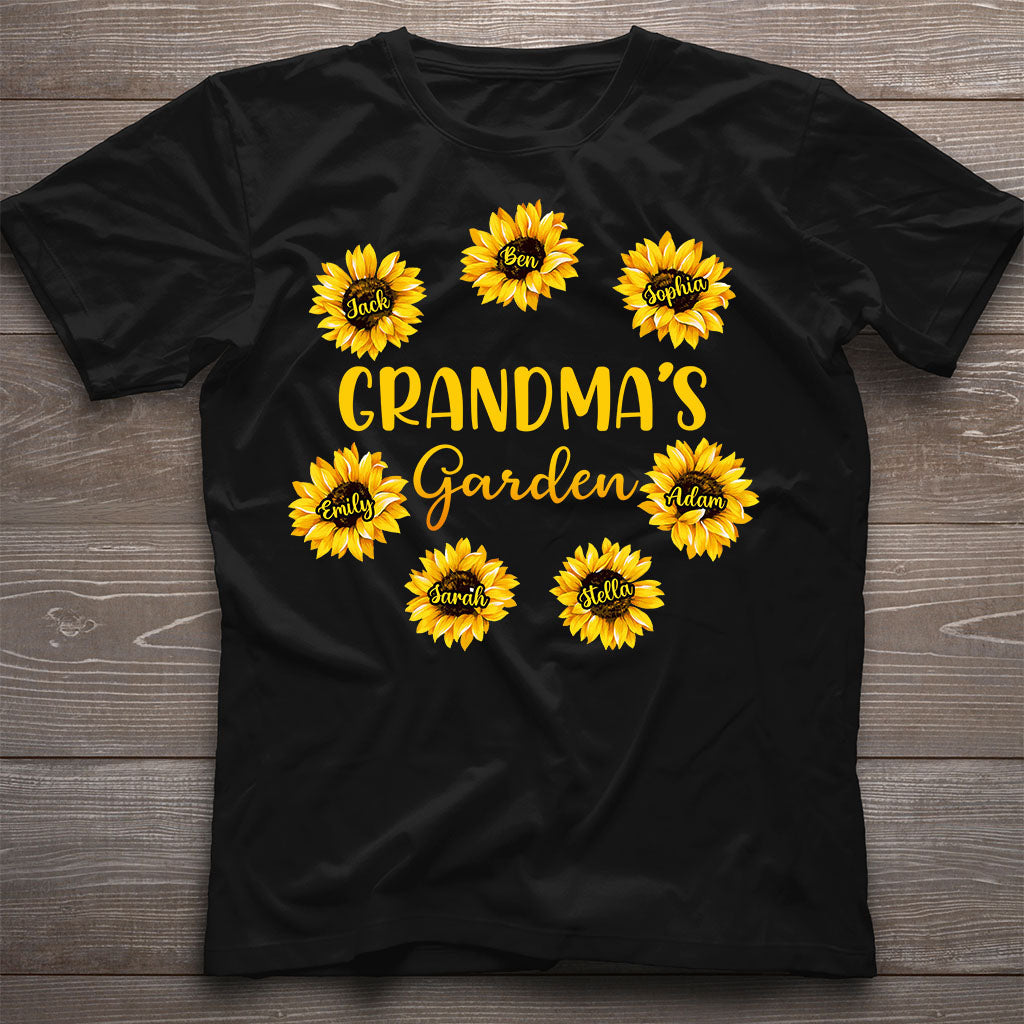 Omas Garten – Geschenk für Oma, Mama, Papa, Opa – Personalisiertes T-Shirt und Hoodie