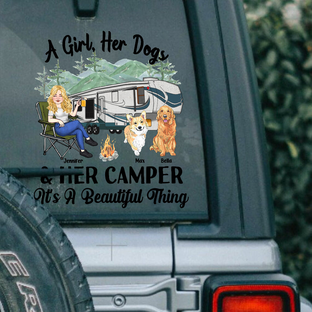 Ein Mädchen, ihr Hund und ihr Wohnmobil – Personalisierter Camping-Aufkleber