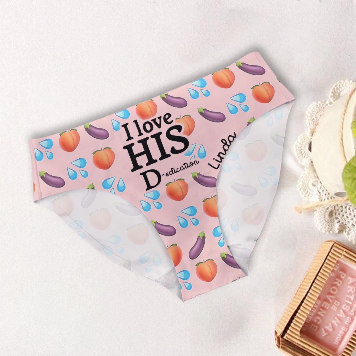 Ich liebe ihr P, ich liebe seinen D – Personalisierte Partner-Slips für Damen und Boxershorts für Herren
