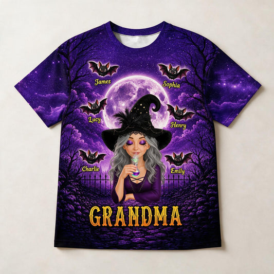 Personalisierte Oma Hexe Halloween Shirt mit individuellen Enkelkindnamen auf Fledermäusen - Gruseliges Familiengeschenk für Oma