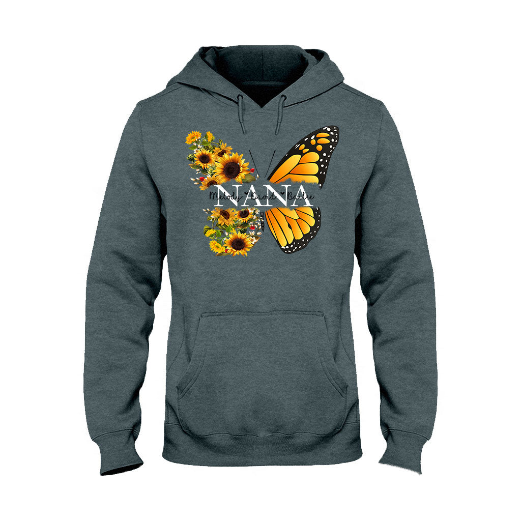 Nana Butterfly Sunflower – Geschenk für Oma und Mama – Personalisiertes T-Shirt und Hoodie