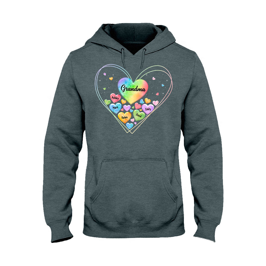 Buntes Herz für Oma und Mutter – Geschenk für Oma, Mama – Personalisiertes T-Shirt und Hoodie