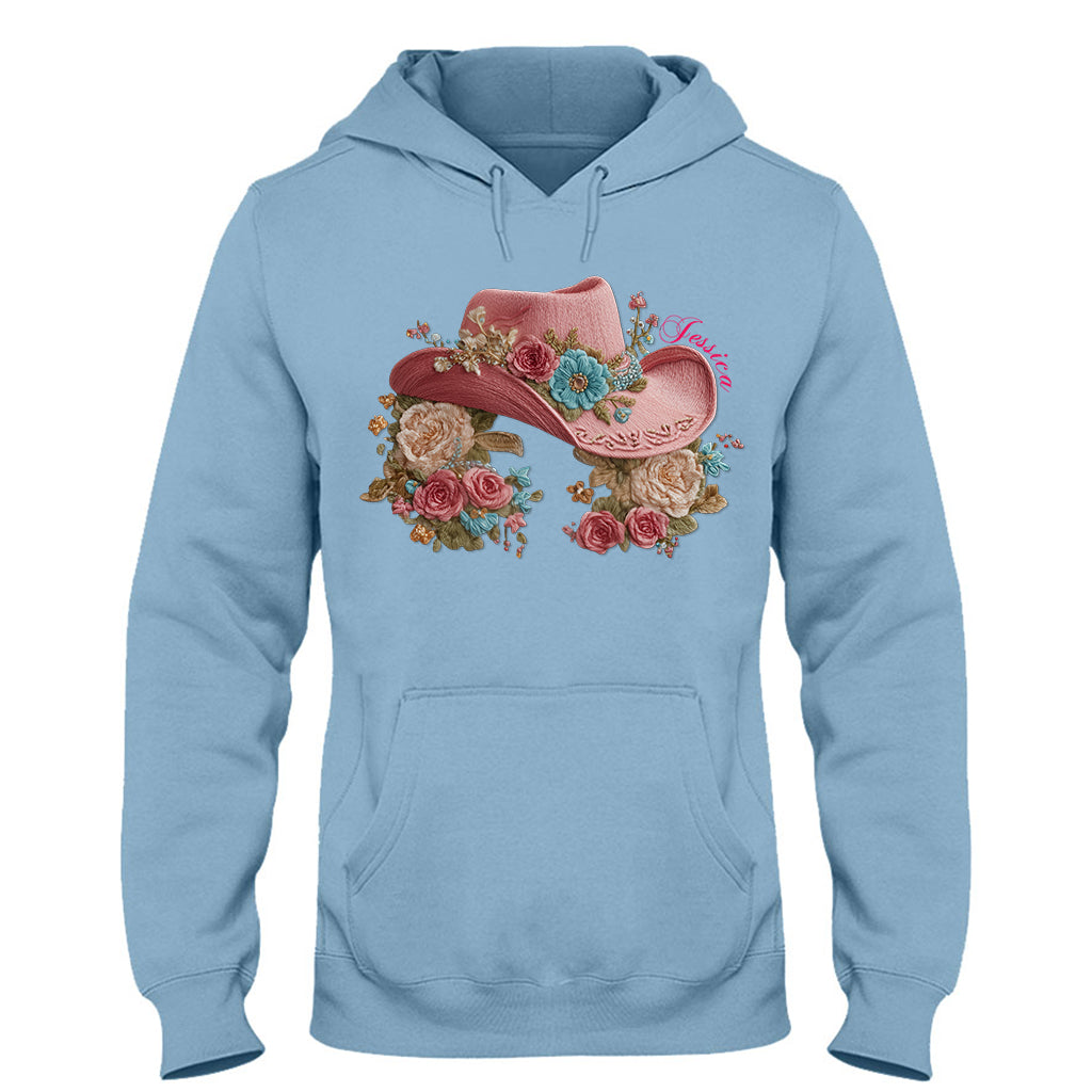 Cowgirl-Hut und Blumen – Personalisiertes Cowgirl-T-Shirt und Hoodie