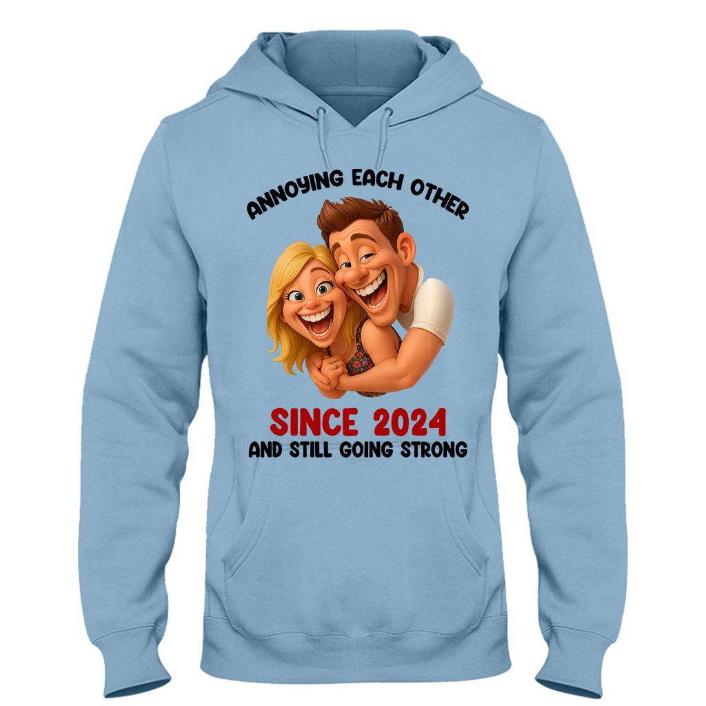 Witziges Geschenk im cartoonhaften, übertriebenen Maskottchen-Stil – personalisiertes Partner-T-Shirt und Hoodie