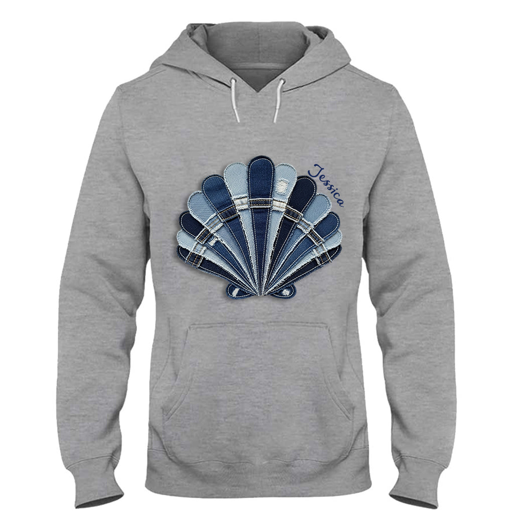 Das blaue Meer wartet – Personalisiertes T-Shirt und Hoodie für Meeresliebhaber