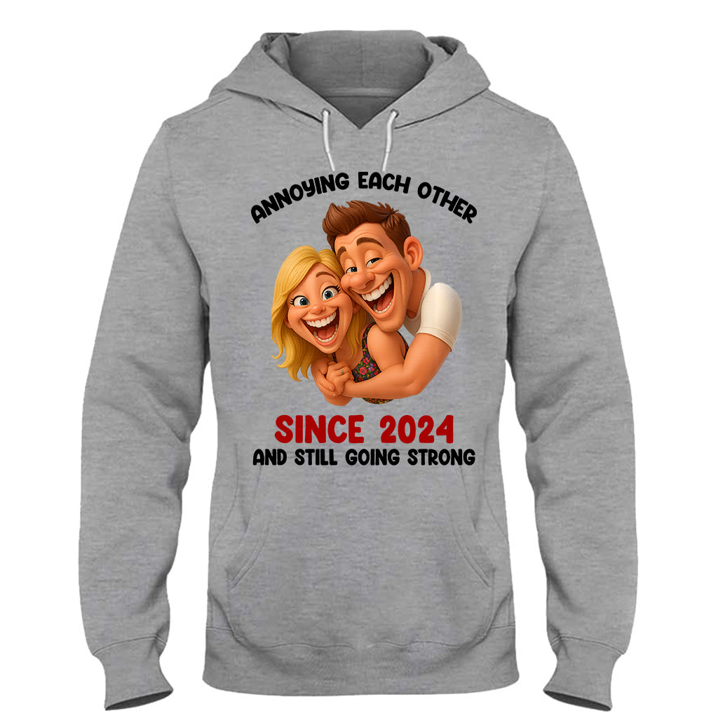 Witziges Geschenk im cartoonhaften, übertriebenen Maskottchen-Stil – personalisiertes Partner-T-Shirt und Hoodie