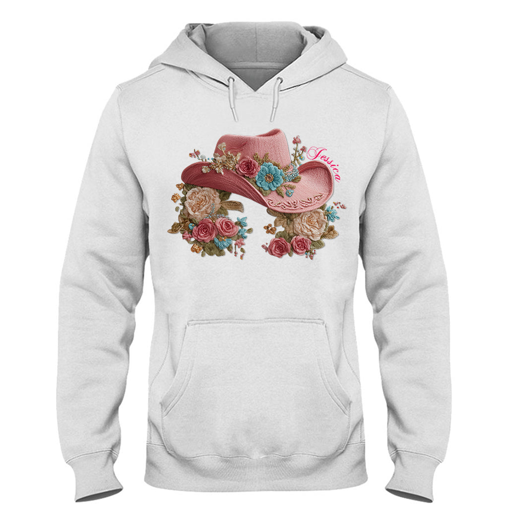 Cowgirl-Hut und Blumen – Personalisiertes Cowgirl-T-Shirt und Hoodie