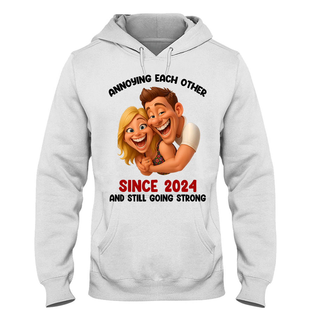 Witziges Geschenk im cartoonhaften, übertriebenen Maskottchen-Stil – personalisiertes Partner-T-Shirt und Hoodie