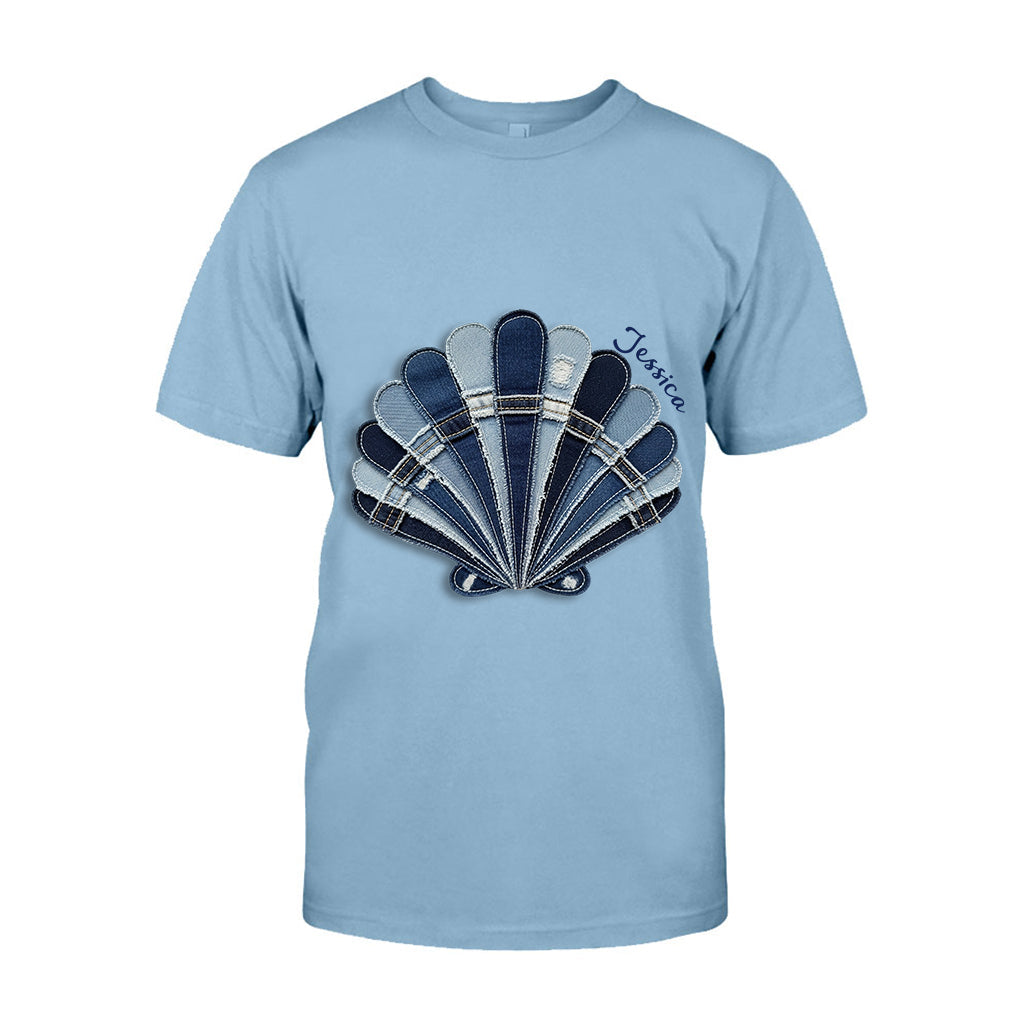 Das blaue Meer wartet – Personalisiertes T-Shirt und Hoodie für Meeresliebhaber