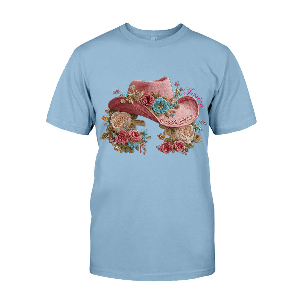 Cowgirl-Hut und Blumen – Personalisiertes Cowgirl-T-Shirt und Hoodie