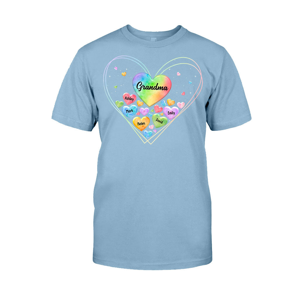 Buntes Herz für Oma und Mutter – Geschenk für Oma, Mama – Personalisiertes T-Shirt und Hoodie