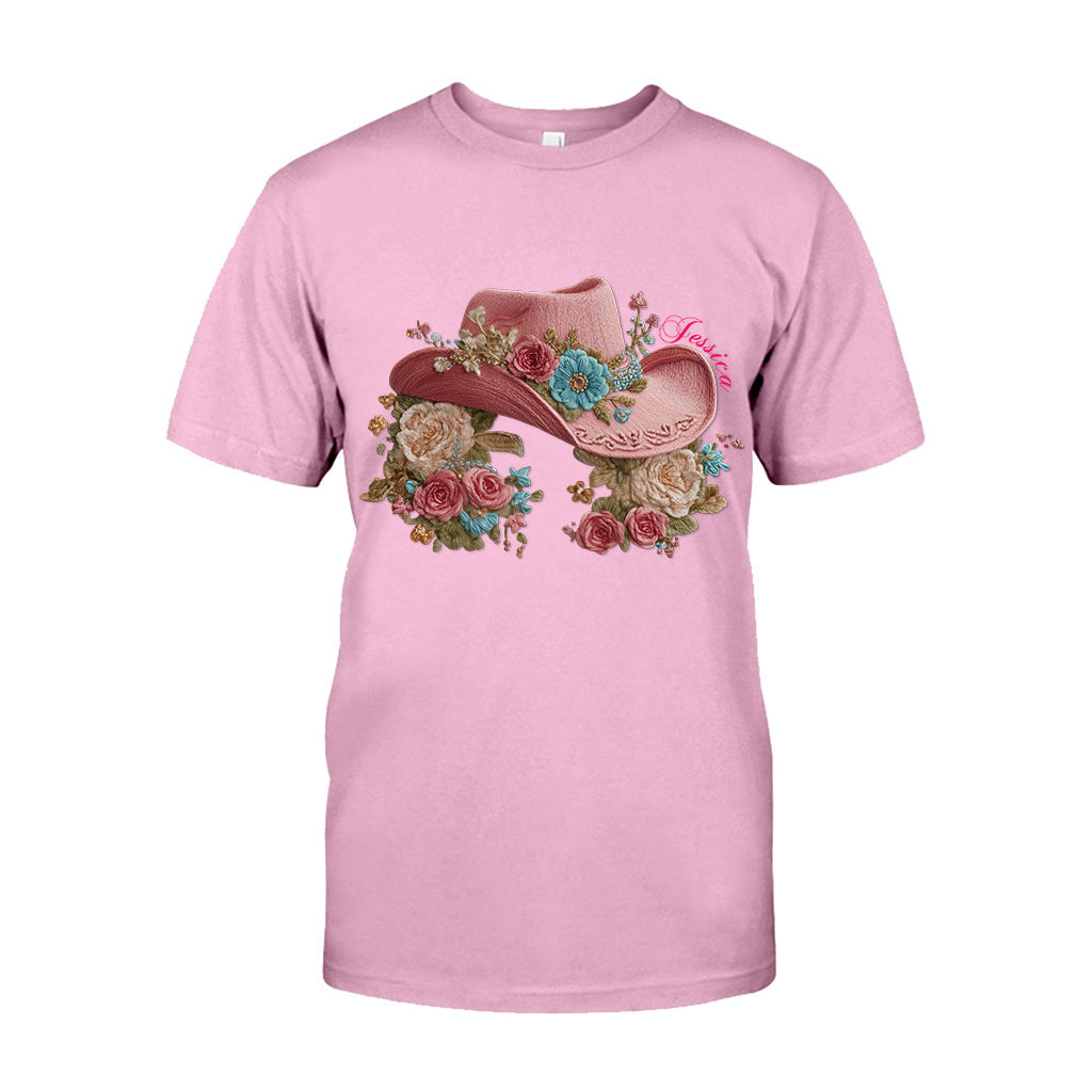 Cowgirl-Hut und Blumen – Personalisiertes Cowgirl-T-Shirt und Hoodie