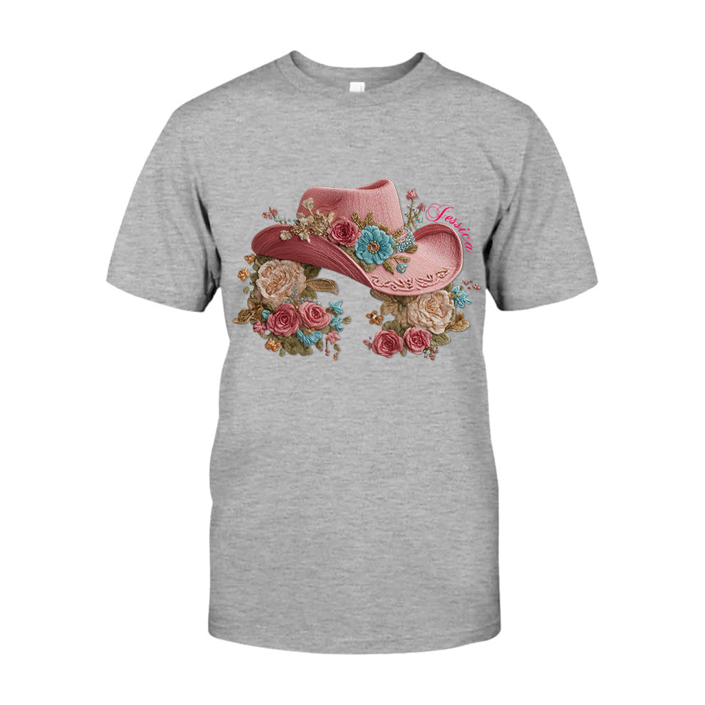 Cowgirl-Hut und Blumen – Personalisiertes Cowgirl-T-Shirt und Hoodie
