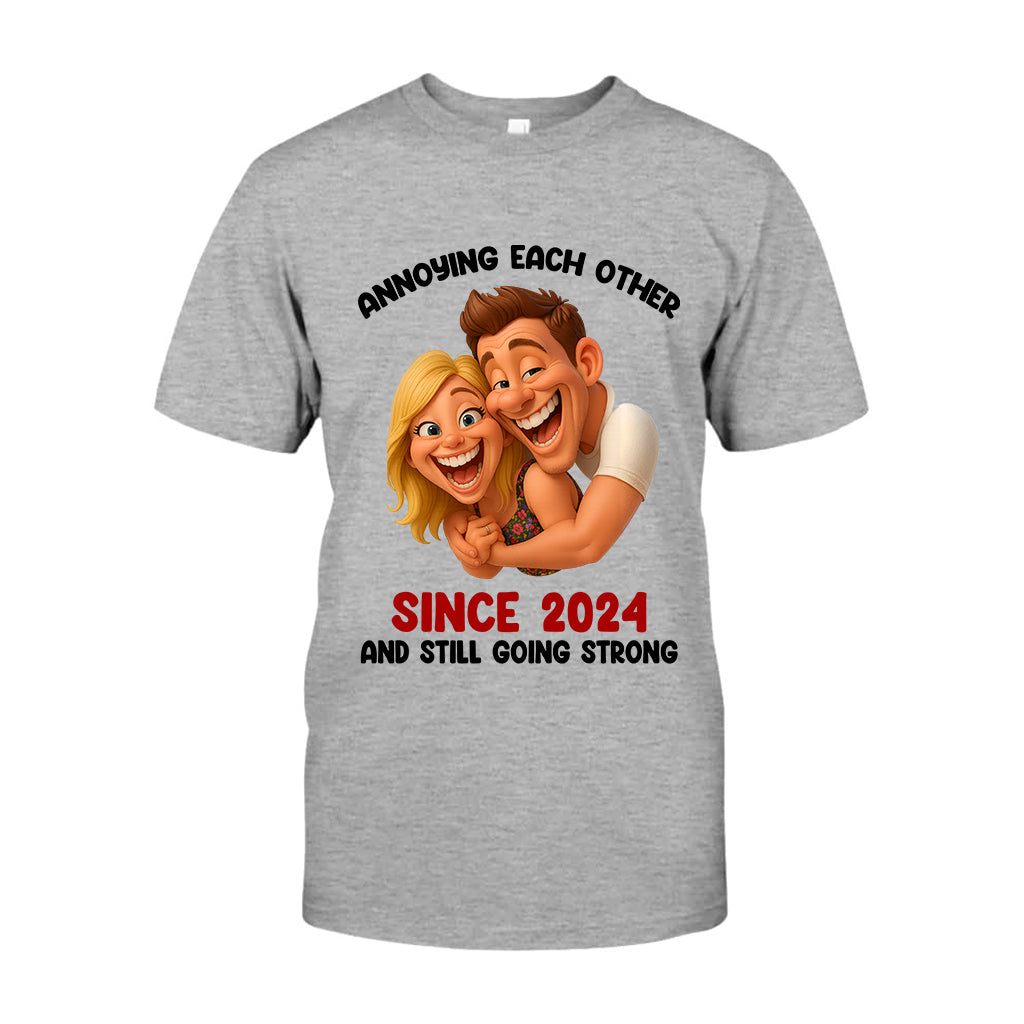 Witziges Geschenk im cartoonhaften, übertriebenen Maskottchen-Stil – personalisiertes Partner-T-Shirt und Hoodie