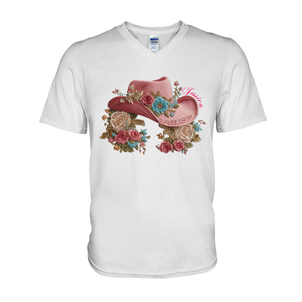 Cowgirl-Hut und Blumen – Personalisiertes Cowgirl-T-Shirt und Hoodie
