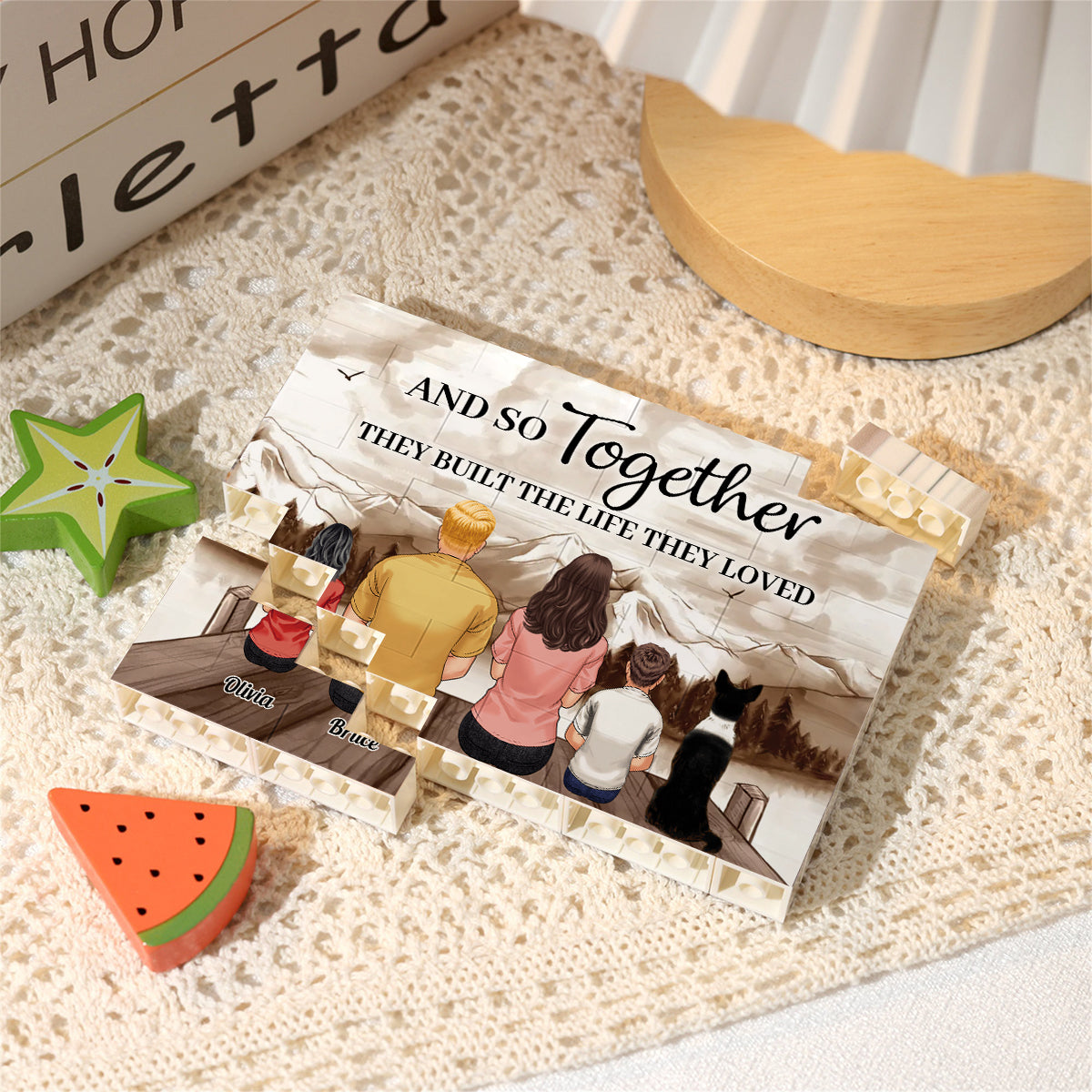 Und so bauten sie gemeinsam das Leben auf, das sie liebten – personalisierte Familien-Bausteine, einseitig, horizontal, rechteckig