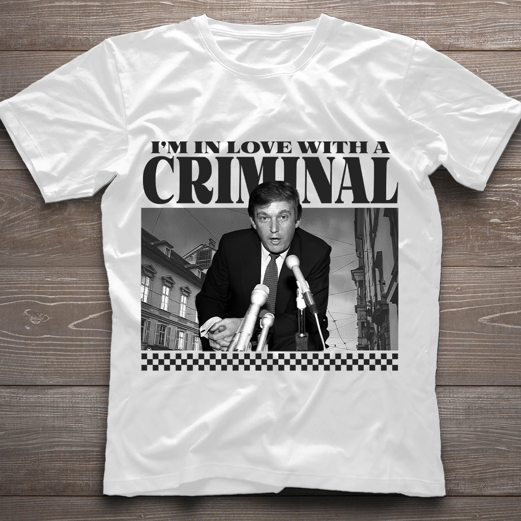 Ich bin verliebt in einen Kriminellen – T-Shirt, Präsidenten-T-Shirt für Papa, Lustiges politisches T-Shirt, Humorvolles T-Shirt für die Wahl, Wahlbekleidung 2024, Unisex-Grafik-T-Shirt