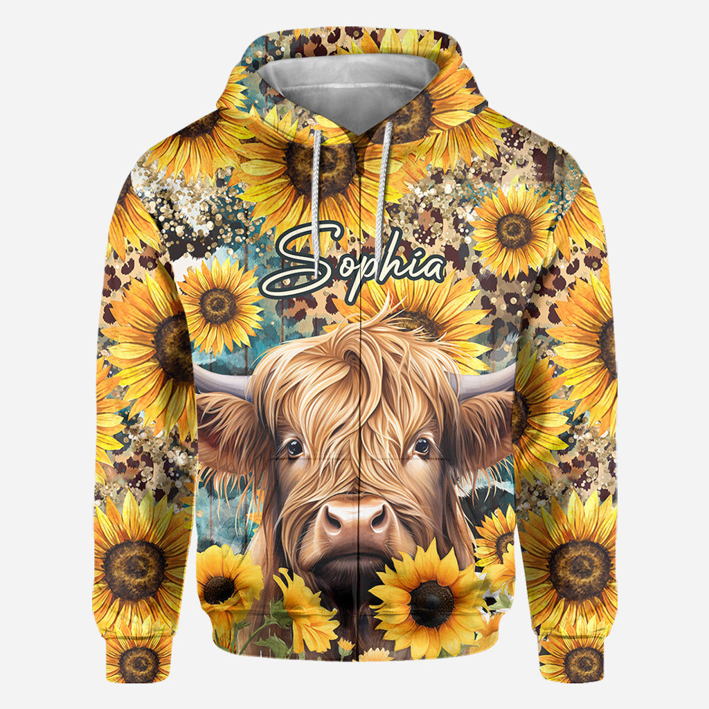 Hochlandrind zwischen Sonnenblumen - Personalisiertes Allover-Shirt