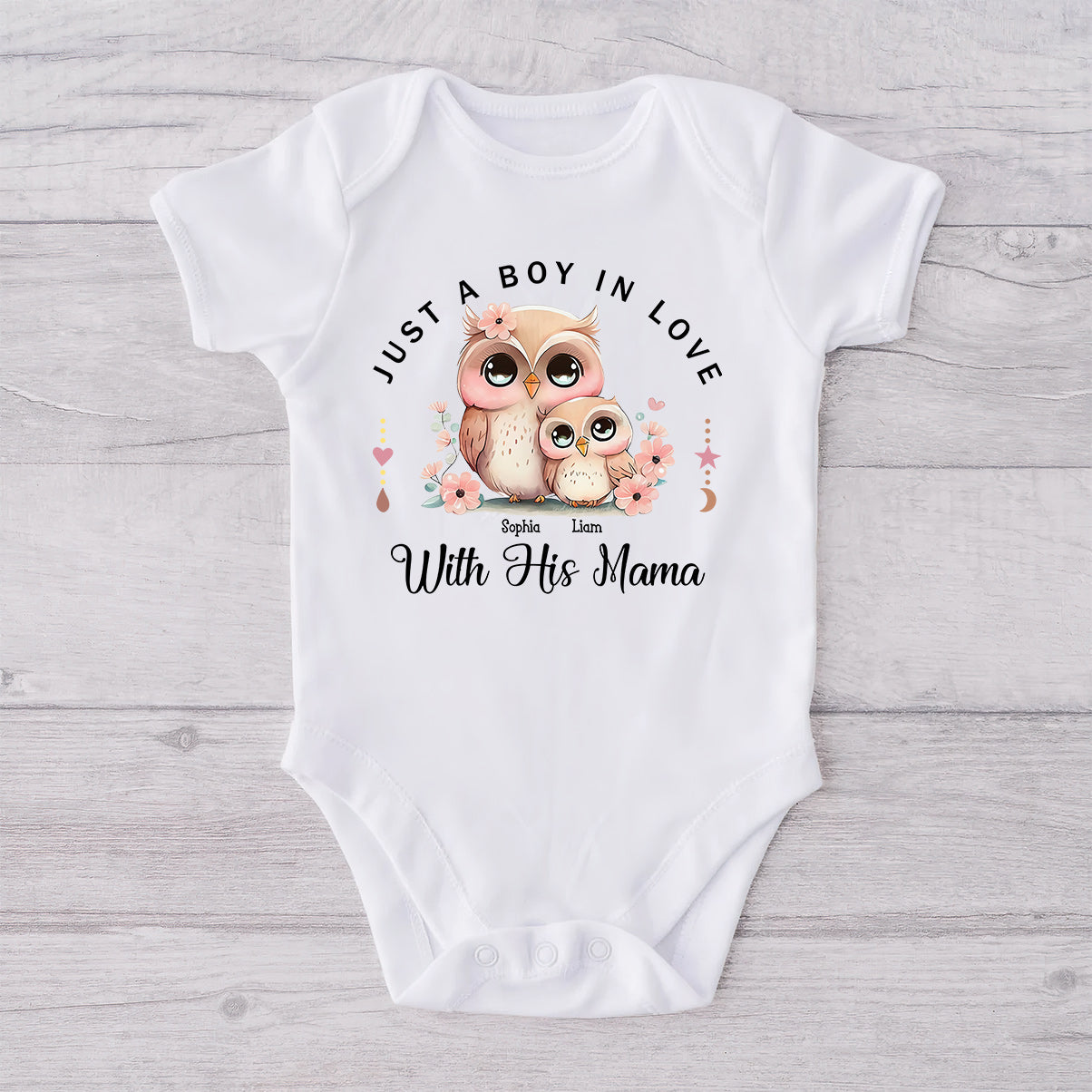 Einfach eine Mama, die ihren Jungen/ihre Tochter liebt – personalisiertes Mutter-T-Shirt und Baby-Body