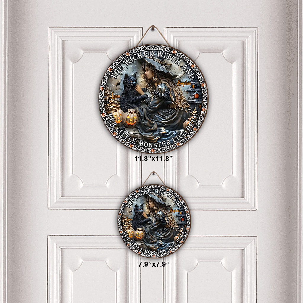 Hier wohnen eine böse Hexe und ihr kleines Monster – personalisiertes rundes Hexen-Holzschild