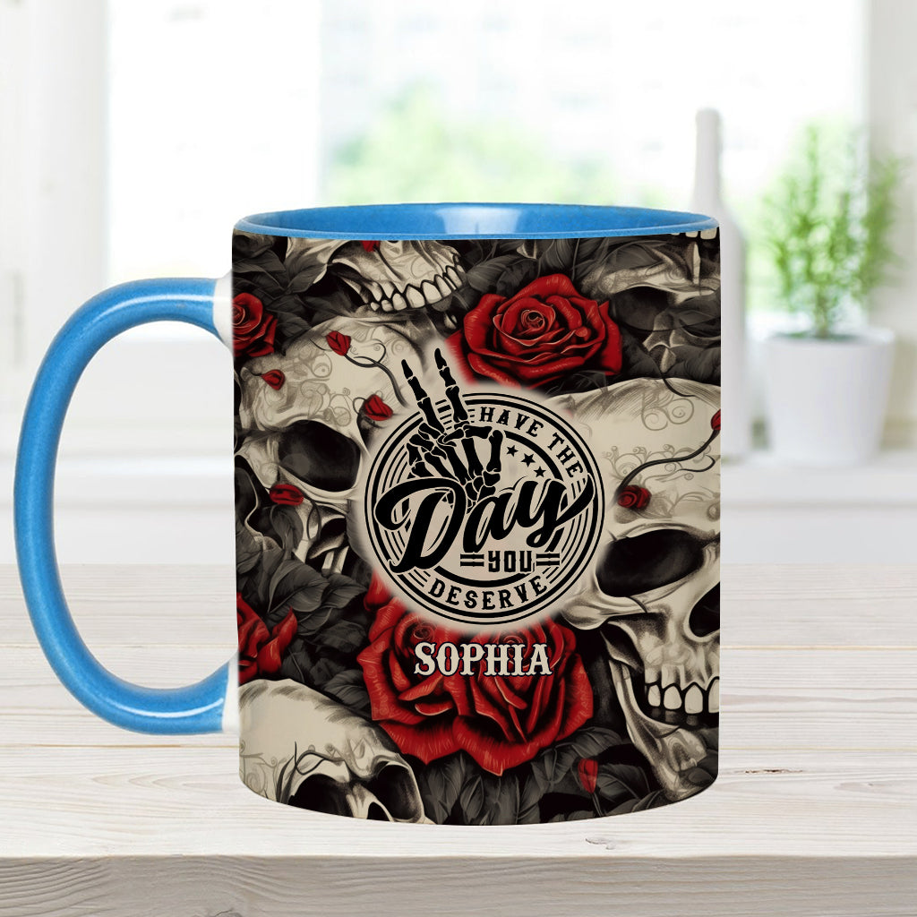 Hab den Tag, den du verdienst – Totenkopf-Rose – Personalisierte Tasse mit Totenkopf-Akzent