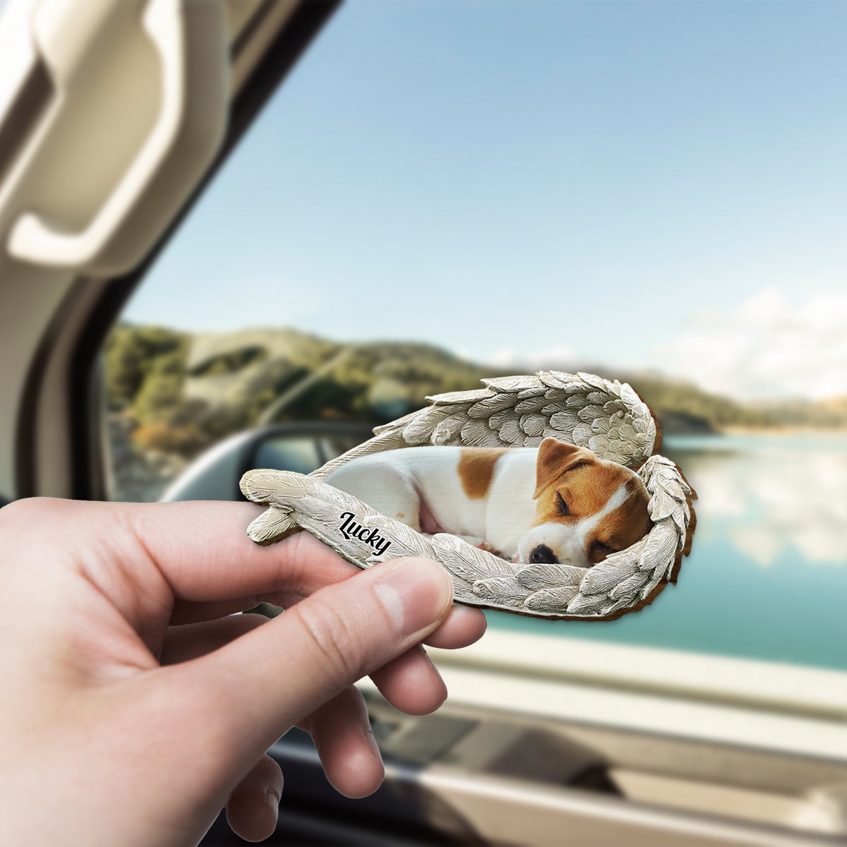 Schlafendes Haustier unter Engelsflügeln – Personalisierter Auto-Sonnenblendenclip in Hundeform