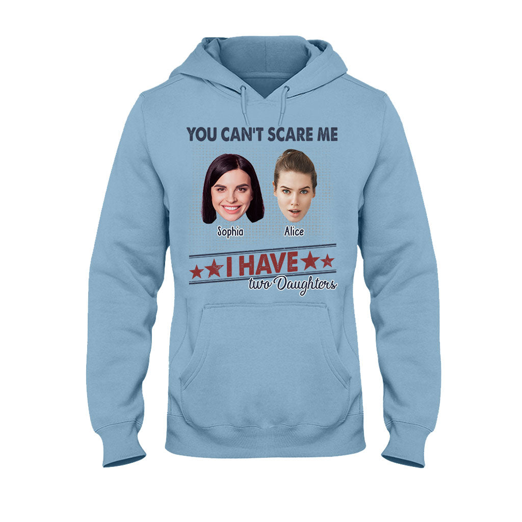 Du kannst mich nicht erschrecken, ich habe zwei Töchter – Personalisiertes Vater-T-Shirt und Hoodie