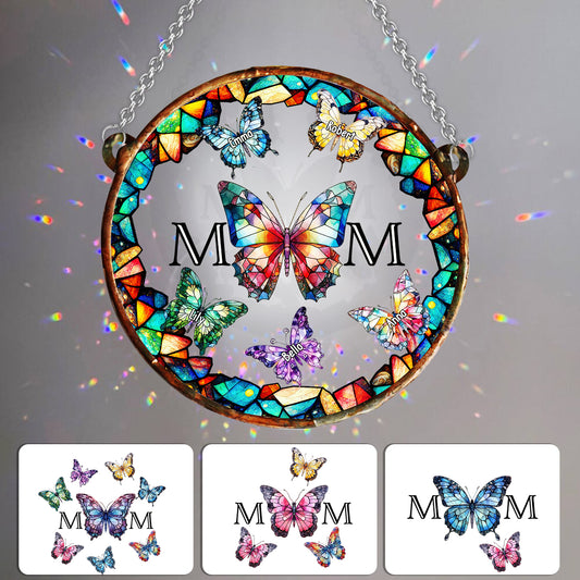 Schmetterlings-Sonnenfänger aus Buntglas – Personalisierter Fensterhänger mit dem Motiv „Mutter“. 