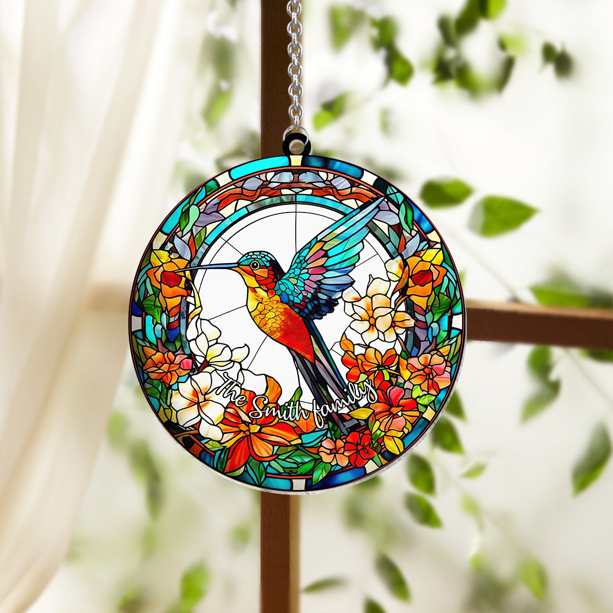 Wunderschöner Kolibri, umgeben von Blumen – Personalisierter Kolibri-Fensterhänger als Sonnenfänger