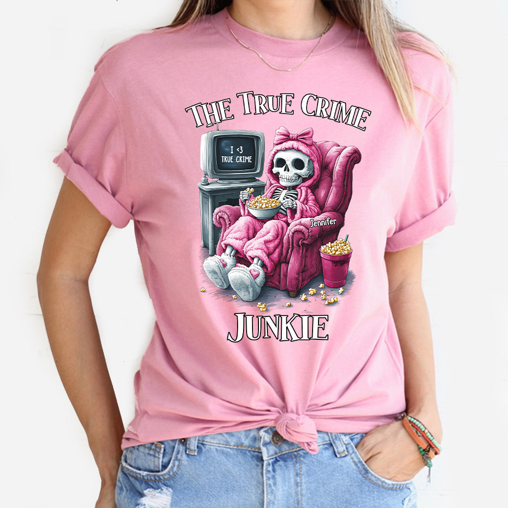 Der True-Crime-Junkie – Personalisiertes T-Shirt und Hoodie
