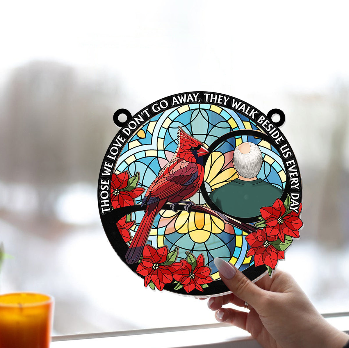 Diejenigen, die wir lieben, gehen nicht fort – Personalisierter Gedenk-Fensterhänger „Kardinal“ 