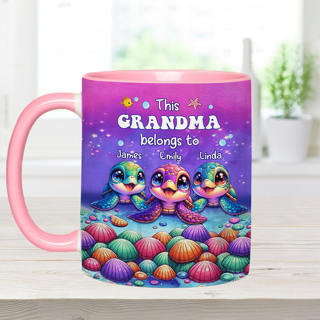 Diese Tasse gehört der Meeresschildkröten-Version – personalisierte Tasse mit Oma-Akzent