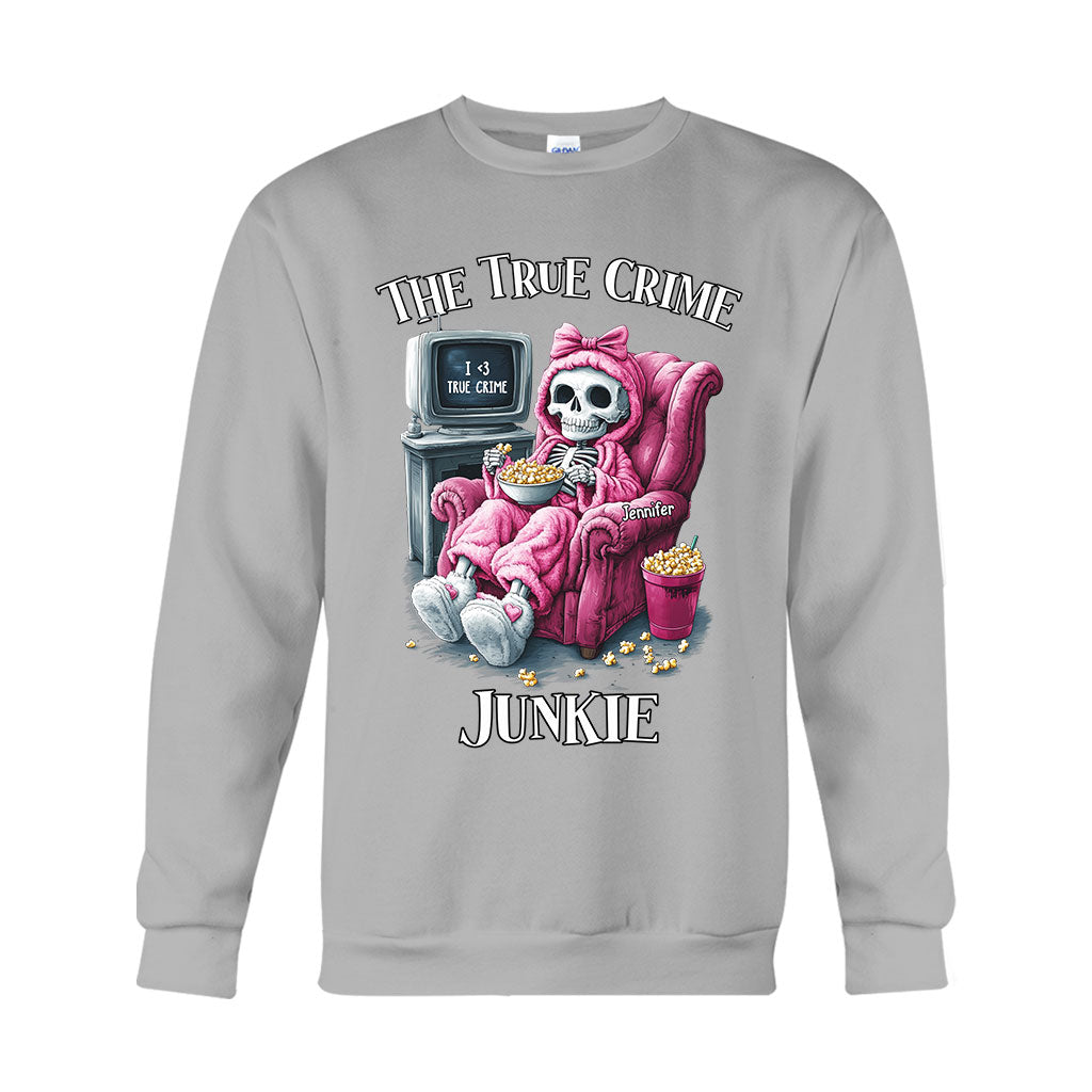 Der True-Crime-Junkie – Personalisiertes T-Shirt und Hoodie