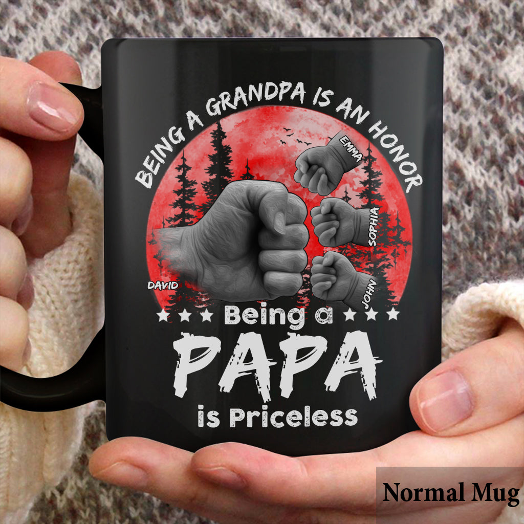 Vater-Sohn-Faustgruß mit rotem Mond – personalisierte Vatertasse